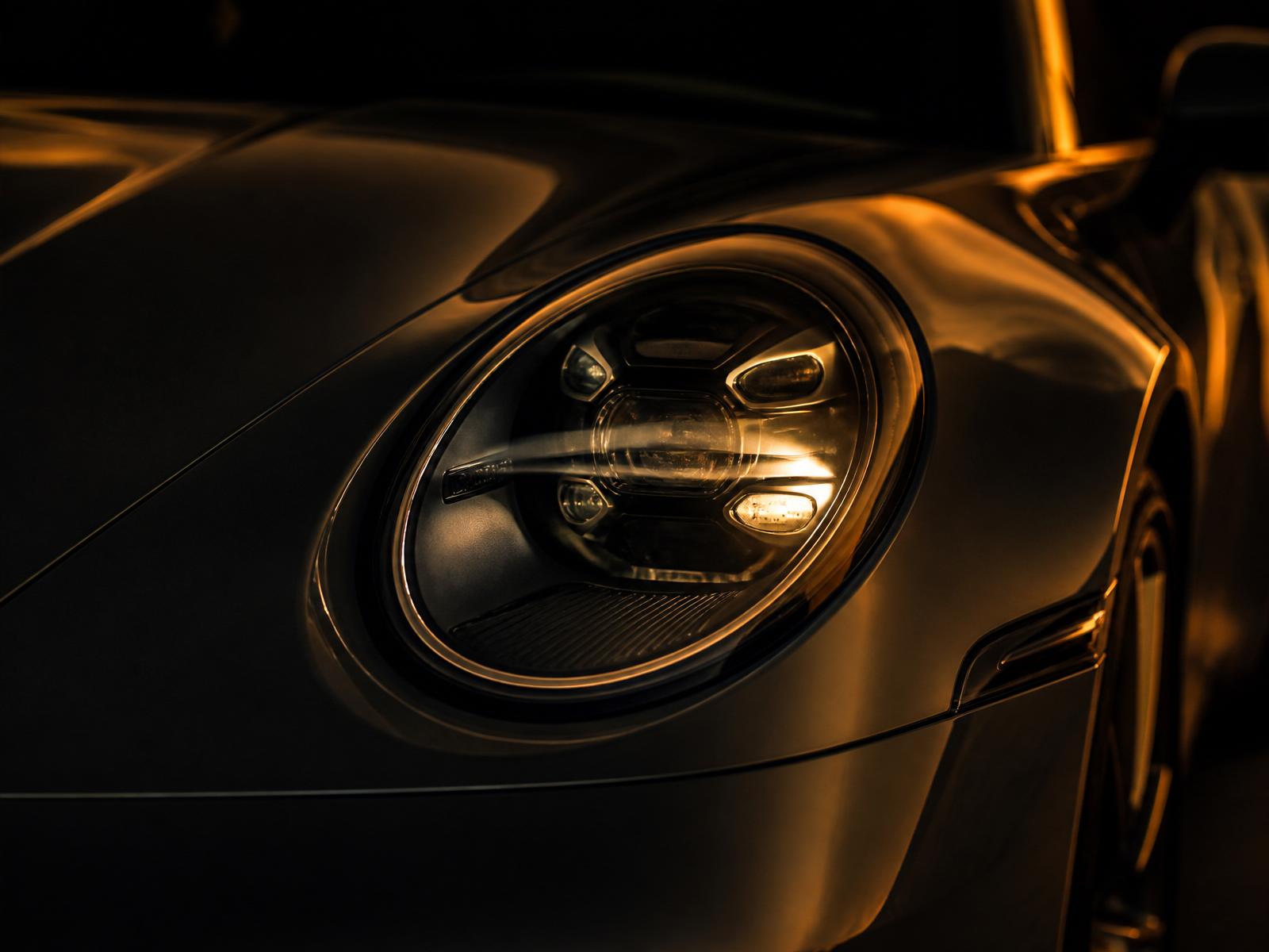 Farol de Porsche moderno com iluminação âmbar cinematográfica